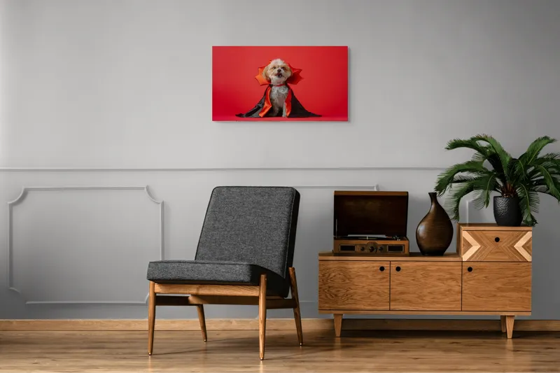 Tablou Canvas, "Câinele vampir în mantie roșie", Câine, Costum, Vampir, Fundal Roșu, Blană Pufoasă, Guler Portocaliu, Zâmbet Drăgălaș, 90 x 50 cm – poza 6