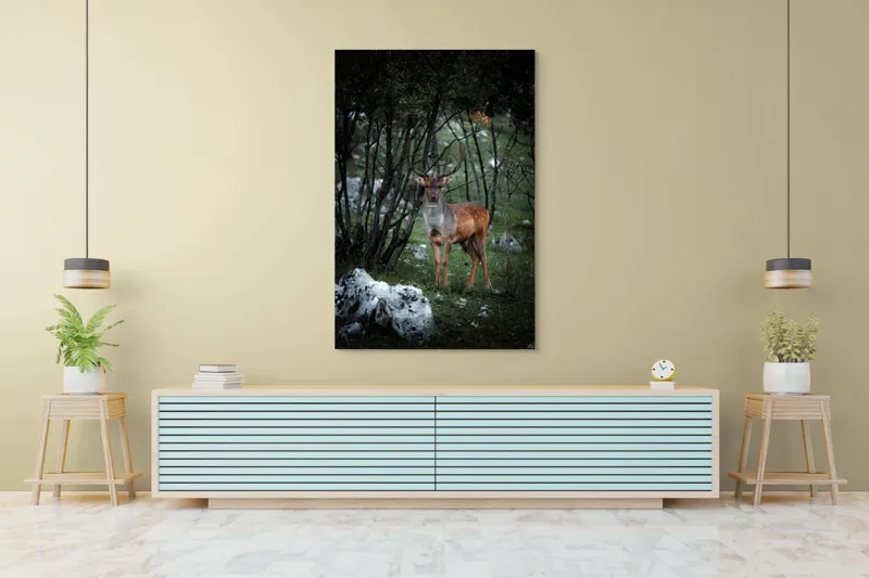Tablou Canvas, "Cerbul singuratic în desișul pădurii", Mist, Ramuri, Cerb, Privire, Blană, Natură, Pădure, Verdeață, Tranquilitate, Frumusețe., 100 x 150 cm – poza 4