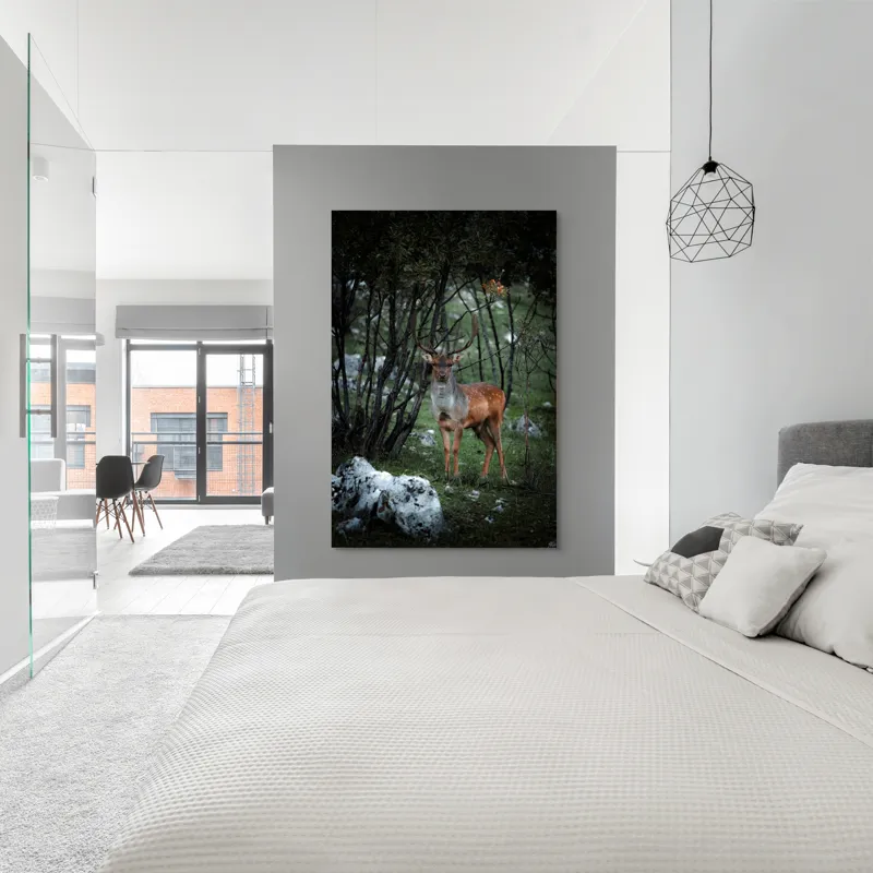 Tablou Canvas, "Cerbul singuratic în desișul pădurii", Mist, Ramuri, Cerb, Privire, Blană, Natură, Pădure, Verdeață, Tranquilitate, Frumusețe., 100 x 150 cm – poza 5