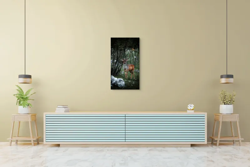 Tablou Canvas, "Cerbul singuratic în desișul pădurii", Mist, Ramuri, Cerb, Privire, Blană, Natură, Pădure, Verdeață, Tranquilitate, Frumusețe., 50 x 90 cm – poza 6