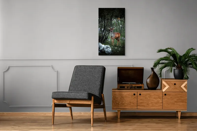Tablou Canvas, "Cerbul singuratic în desișul pădurii", Mist, Ramuri, Cerb, Privire, Blană, Natură, Pădure, Verdeață, Tranquilitate, Frumusețe., 50 x 90 cm – poza 8