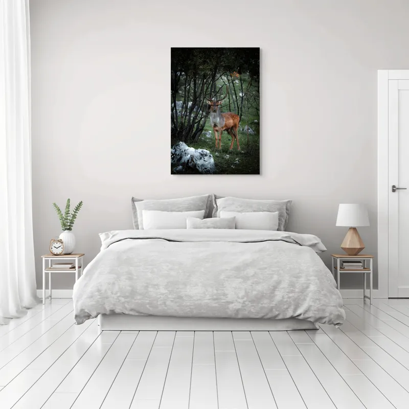 Tablou Canvas, "Cerbul singuratic în desișul pădurii", Mist, Ramuri, Cerb, Privire, Blană, Natură, Pădure, Verdeață, Tranquilitate, Frumusețe., 70 x 100 cm – poza 3