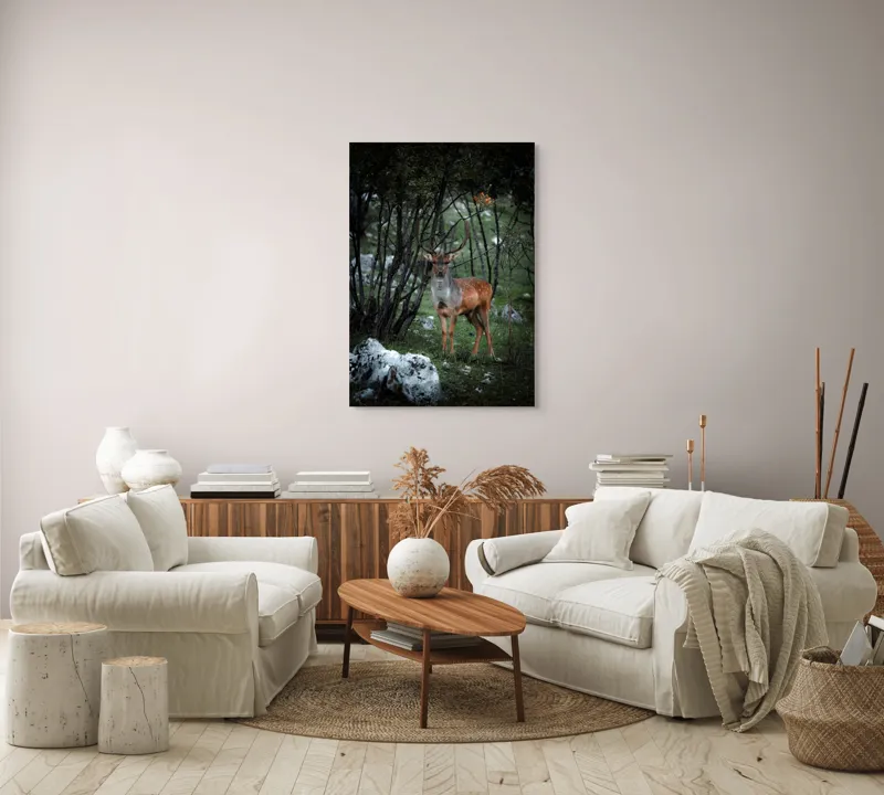 Tablou Canvas, "Cerbul singuratic în desișul pădurii", Mist, Ramuri, Cerb, Privire, Blană, Natură, Pădure, Verdeață, Tranquilitate, Frumusețe., 70 x 100 cm – poza 4