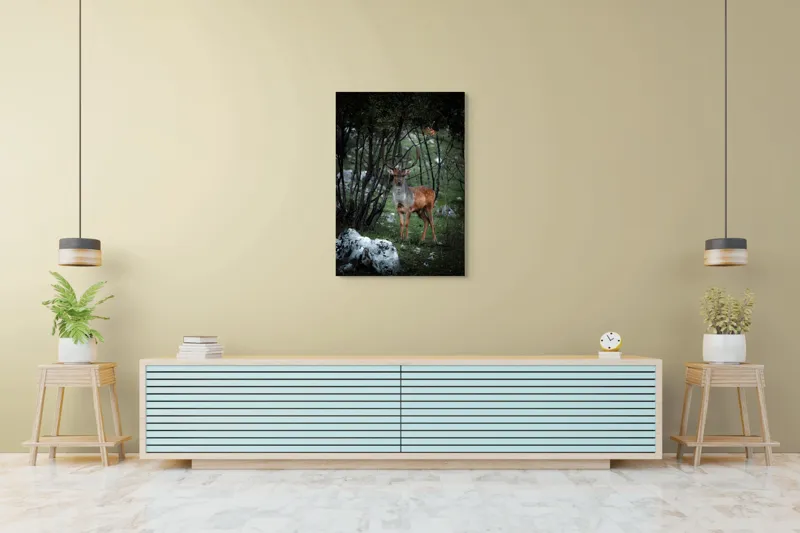 Tablou Canvas, "Cerbul singuratic în desișul pădurii", Mist, Ramuri, Cerb, Privire, Blană, Natură, Pădure, Verdeață, Tranquilitate, Frumusețe., 70 x 100 cm – poza 5