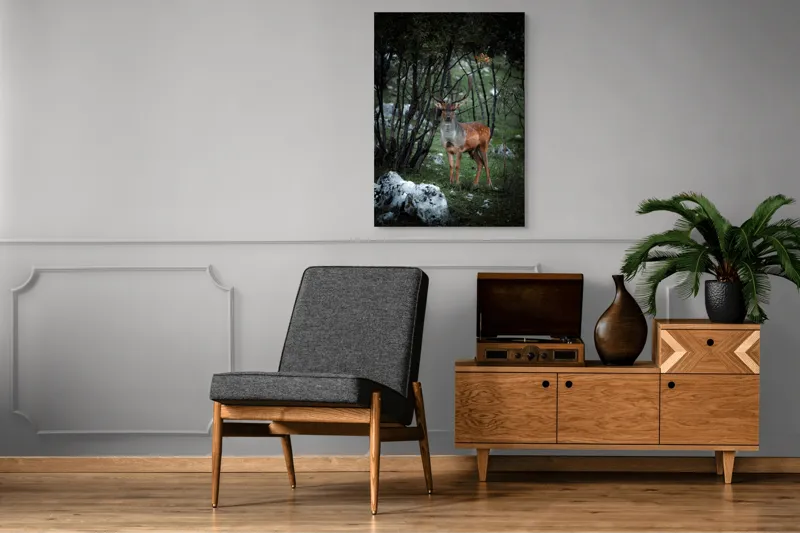 Tablou Canvas, "Cerbul singuratic în desișul pădurii", Mist, Ramuri, Cerb, Privire, Blană, Natură, Pădure, Verdeață, Tranquilitate, Frumusețe., 70 x 100 cm – poza 6