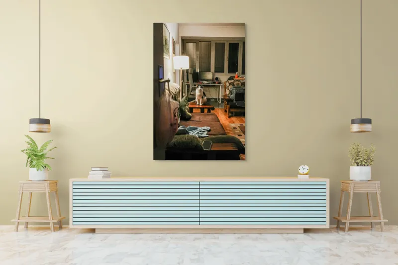 Tablou Canvas, "Motan pe canapea într-o seară liniștită", Pisică, Canapea, Lumină, Fereastră, Birou, Lampă, Obiecte, Pardoseală, Perne, Blaturi, 100 x 150 cm – poza 4