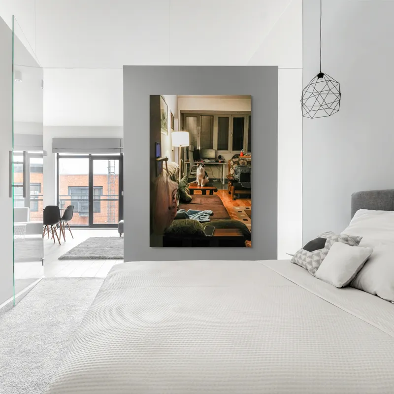 Tablou Canvas, "Motan pe canapea într-o seară liniștită", Pisică, Canapea, Lumină, Fereastră, Birou, Lampă, Obiecte, Pardoseală, Perne, Blaturi, 100 x 150 cm – poza 5