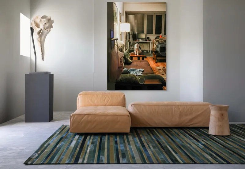 Tablou Canvas, "Motan pe canapea într-o seară liniștită", Pisică, Canapea, Lumină, Fereastră, Birou, Lampă, Obiecte, Pardoseală, Perne, Blaturi, 100 x 150 cm – poza 7