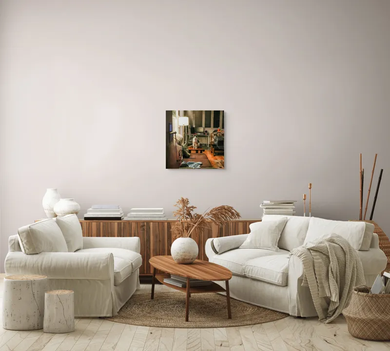 Tablou Canvas, "Motan pe canapea într-o seară liniștită", Pisică, Canapea, Lumină, Fereastră, Birou, Lampă, Obiecte, Pardoseală, Perne, Blaturi, 50 x 50 cm – poza 7