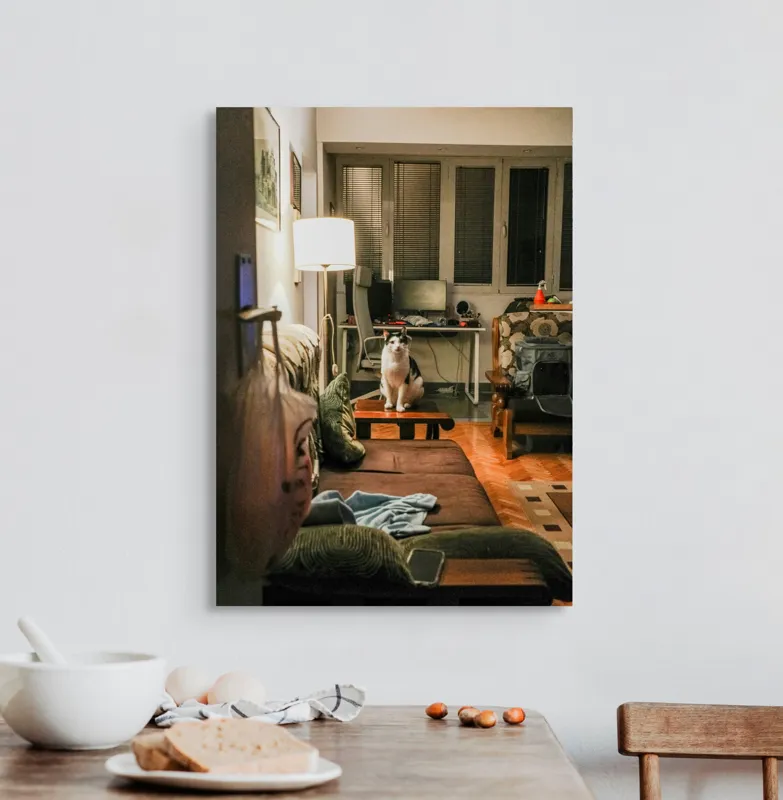 Tablou Canvas, "Motan pe canapea într-o seară liniștită", Pisică, Canapea, Lumină, Fereastră, Birou, Lampă, Obiecte, Pardoseală, Perne, Blaturi, 50 x 70 cm – poza 3