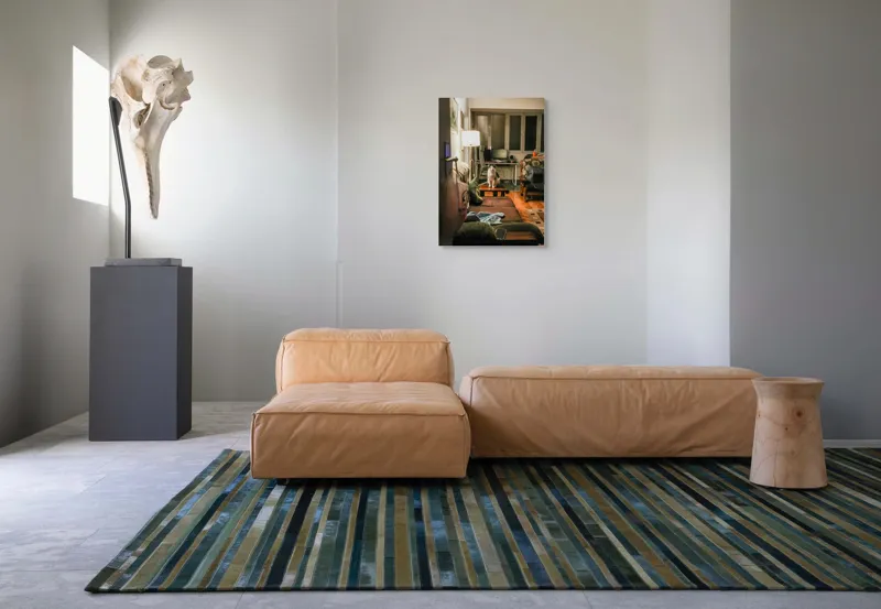 Tablou Canvas, "Motan pe canapea într-o seară liniștită", Pisică, Canapea, Lumină, Fereastră, Birou, Lampă, Obiecte, Pardoseală, Perne, Blaturi, 50 x 70 cm – poza 7