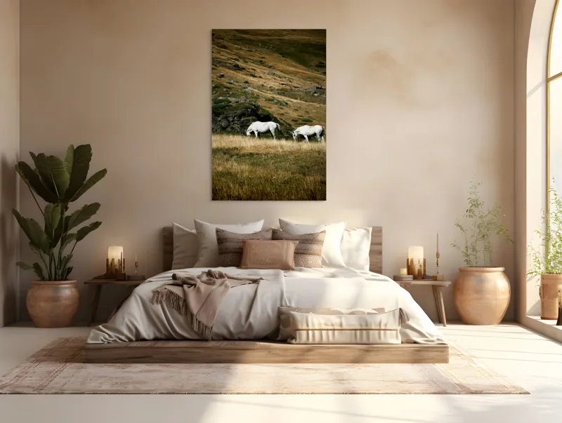Tablou Canvas, "Cai albi păşunând pe dealuri alpine", Cai, Albi, Pășune, Munți, Vânt, Iarbă, Stânci, Liniște, Natură, Sălbăticie, 100 x 150 cm – poza 3