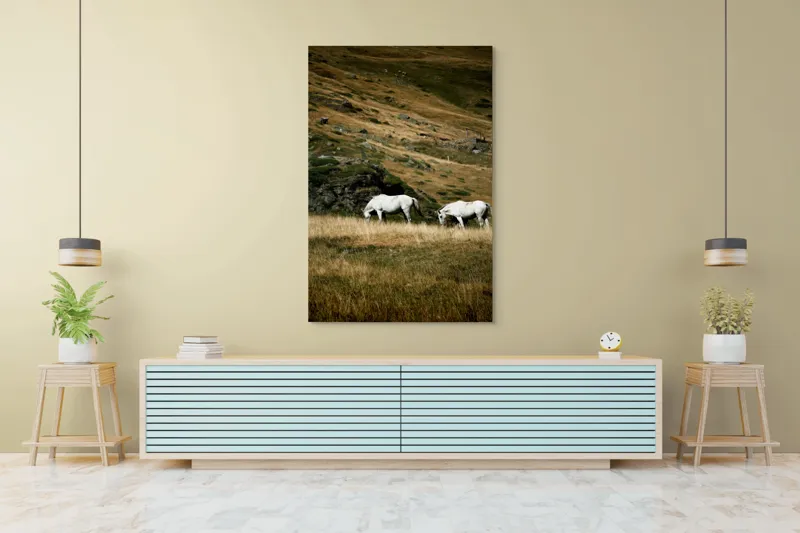 Tablou Canvas, "Cai albi păşunând pe dealuri alpine", Cai, Albi, Pășune, Munți, Vânt, Iarbă, Stânci, Liniște, Natură, Sălbăticie, 100 x 150 cm – poza 4