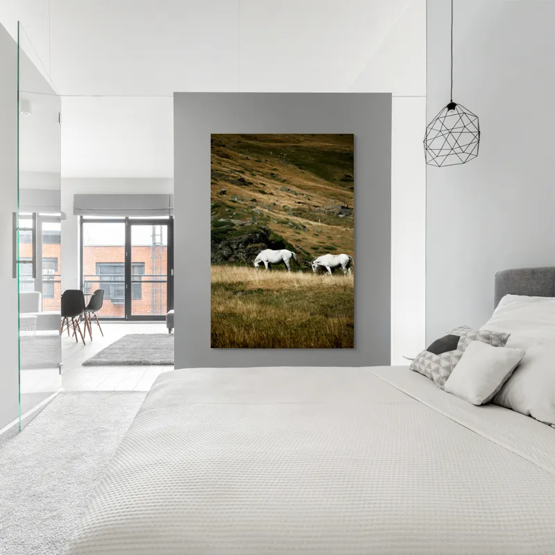 Tablou Canvas, "Cai albi păşunând pe dealuri alpine", Cai, Albi, Pășune, Munți, Vânt, Iarbă, Stânci, Liniște, Natură, Sălbăticie, 100 x 150 cm – poza 5