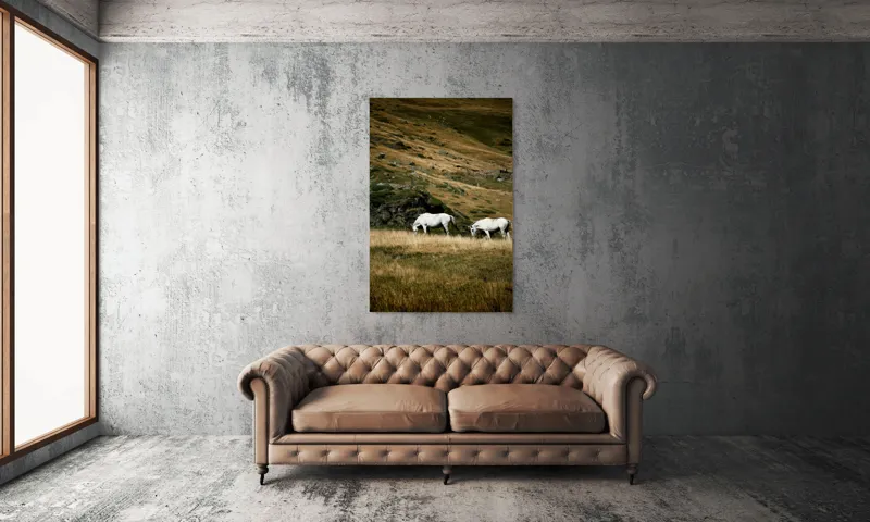 Tablou Canvas, "Cai albi păşunând pe dealuri alpine", Cai, Albi, Pășune, Munți, Vânt, Iarbă, Stânci, Liniște, Natură, Sălbăticie, 100 x 150 cm – poza 6