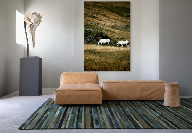 Tablou Canvas, "Cai albi păşunând pe dealuri alpine", Cai, Albi, Pășune, Munți, Vânt, Iarbă, Stânci, Liniște, Natură, Sălbăticie, 100 x 150 cm – poza 7