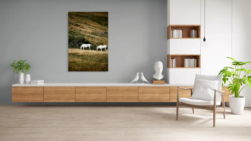 Tablou Canvas, "Cai albi păşunând pe dealuri alpine", Cai, Albi, Pășune, Munți, Vânt, Iarbă, Stânci, Liniște, Natură, Sălbăticie, 100 x 150 cm – poza 8