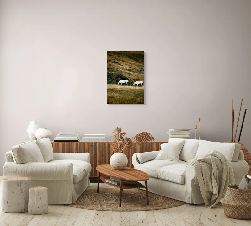 Tablou Canvas, "Cai albi păşunând pe dealuri alpine", Cai, Albi, Pășune, Munți, Vânt, Iarbă, Stânci, Liniște, Natură, Sălbăticie, 50 x 70 cm – poza 4
