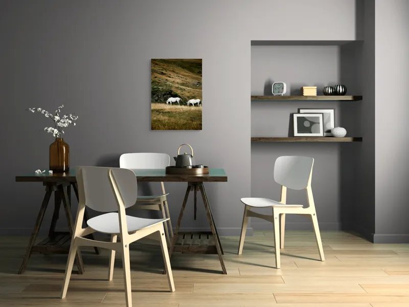 Tablou Canvas, "Cai albi păşunând pe dealuri alpine", Cai, Albi, Pășune, Munți, Vânt, Iarbă, Stânci, Liniște, Natură, Sălbăticie, 50 x 70 cm – poza 5