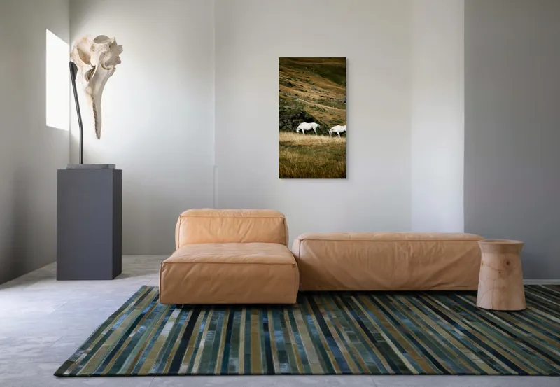 Tablou Canvas, "Cai albi păşunând pe dealuri alpine", Cai, Albi, Pășune, Munți, Vânt, Iarbă, Stânci, Liniște, Natură, Sălbăticie, 50 x 90 cm – poza 5