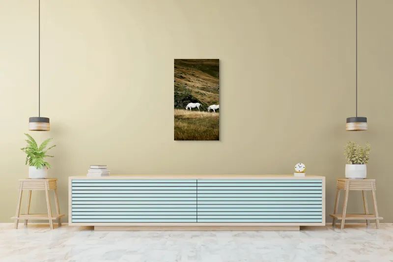 Tablou Canvas, "Cai albi păşunând pe dealuri alpine", Cai, Albi, Pășune, Munți, Vânt, Iarbă, Stânci, Liniște, Natură, Sălbăticie, 50 x 90 cm – poza 6