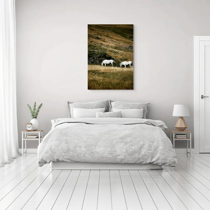 Tablou Canvas, "Cai albi păşunând pe dealuri alpine", Cai, Albi, Pășune, Munți, Vânt, Iarbă, Stânci, Liniște, Natură, Sălbăticie, 70 x 100 cm – poza 3