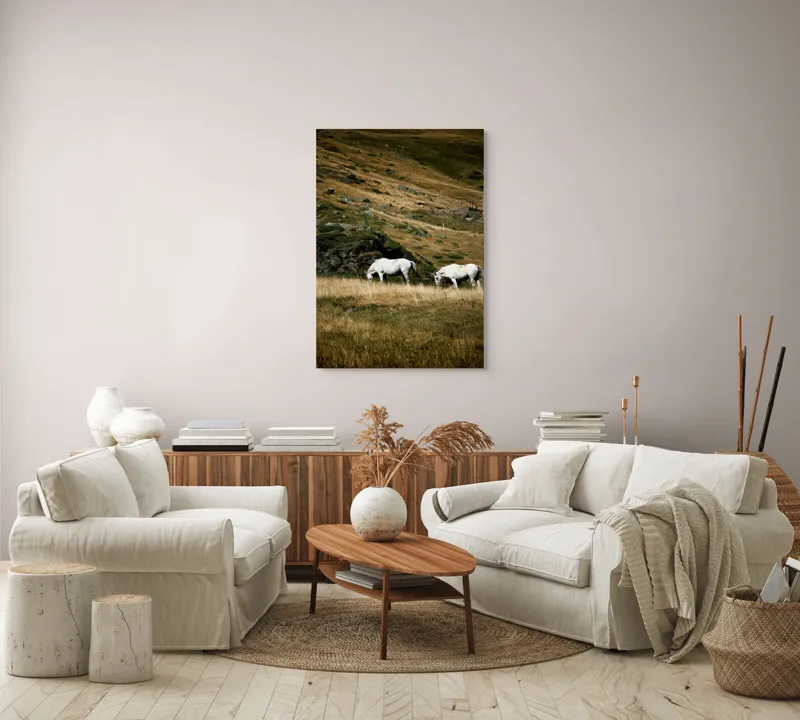 Tablou Canvas, "Cai albi păşunând pe dealuri alpine", Cai, Albi, Pășune, Munți, Vânt, Iarbă, Stânci, Liniște, Natură, Sălbăticie, 70 x 100 cm – poza 4