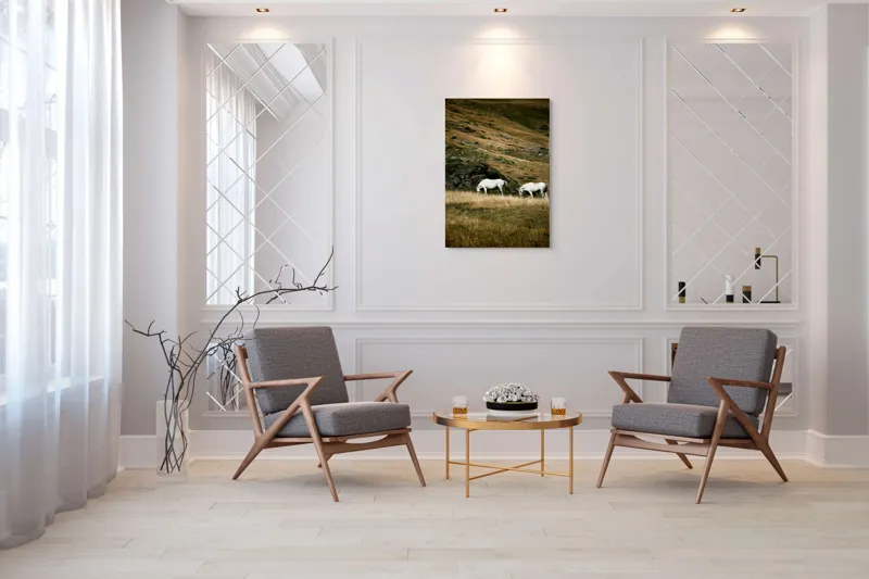 Tablou Canvas, "Cai albi păşunând pe dealuri alpine", Cai, Albi, Pășune, Munți, Vânt, Iarbă, Stânci, Liniște, Natură, Sălbăticie, 70 x 100 cm – poza 8