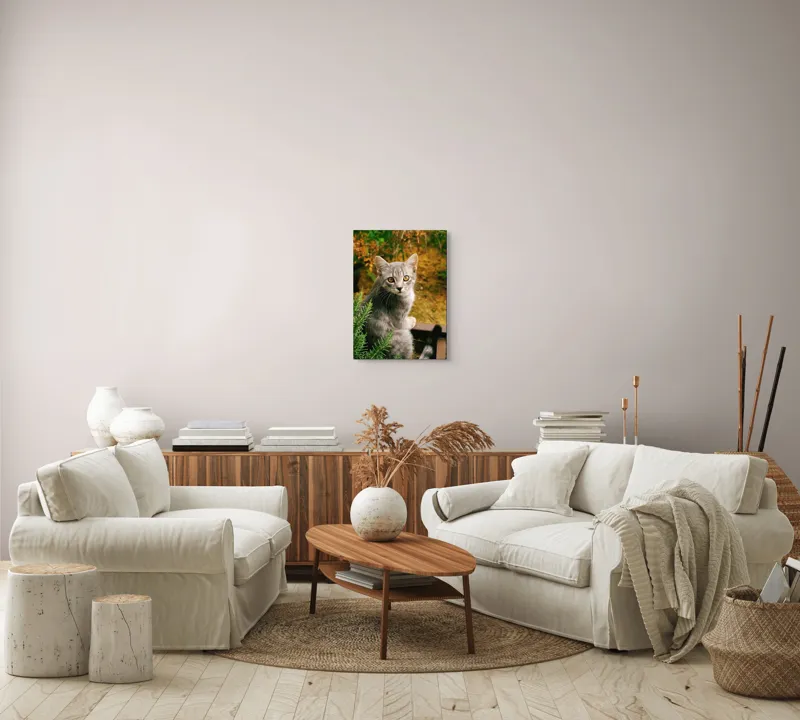 Tablou Canvas, "Pisica argintie in mijlocul naturii", Pisică, Gri, Ochi, Curiozitate, Blană, Tufiș, Frunze, Privire, Natură, Peisaj., 39 x 54 cm – poza 5