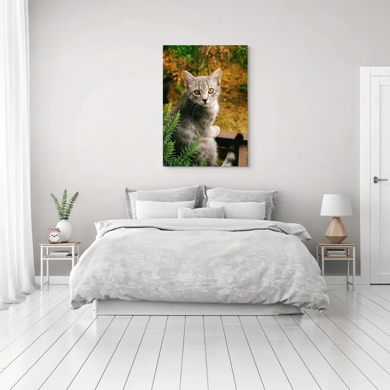 Tablou Canvas, "Pisica argintie in mijlocul naturii", Pisică, Gri, Ochi, Curiozitate, Blană, Tufiș, Frunze, Privire, Natură, Peisaj., 70 x 100 cm – poza 3