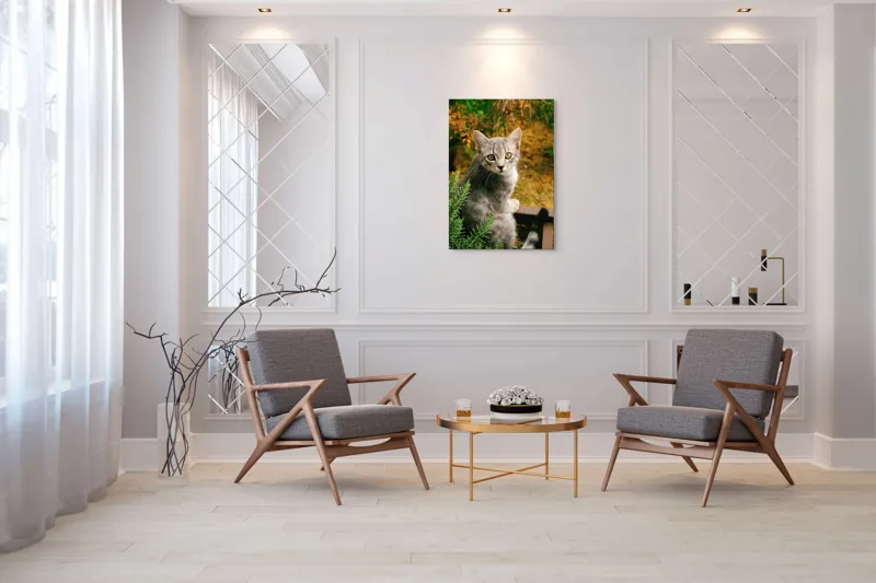 Tablou Canvas, "Pisica argintie in mijlocul naturii", Pisică, Gri, Ochi, Curiozitate, Blană, Tufiș, Frunze, Privire, Natură, Peisaj., 70 x 100 cm – poza 8