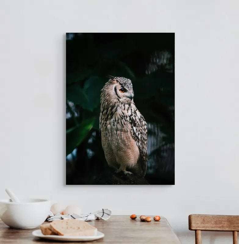 Tablou Canvas, "Bufnița în lumina amurgului pădurii", Bufniță, Penaj, Noapte, Pene, Ochii, Privește, Mister, Natură, Pădure, Răpitor, Silentiozitate, 50 x 70 cm – poza 3