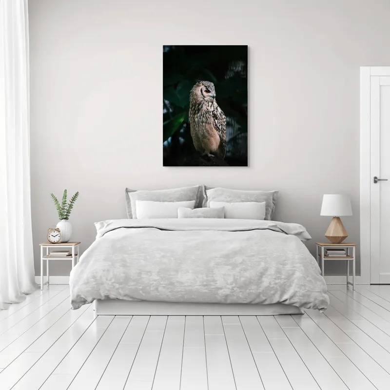 Tablou Canvas, "Bufnița în lumina amurgului pădurii", Bufniță, Penaj, Noapte, Pene, Ochii, Privește, Mister, Natură, Pădure, Răpitor, Silentiozitate, 70 x 100 cm – poza 3