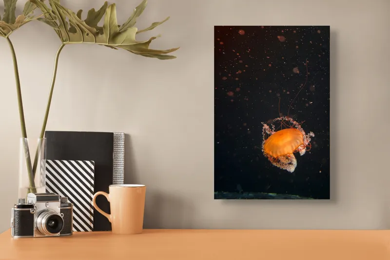 Tablou Canvas, "Meduză dansând în adâncuri misterioase", Meduză, Lumină, Ocean, Mister, Frumusețe, Grație, Plutire, 26 x 39 cm – poza 3