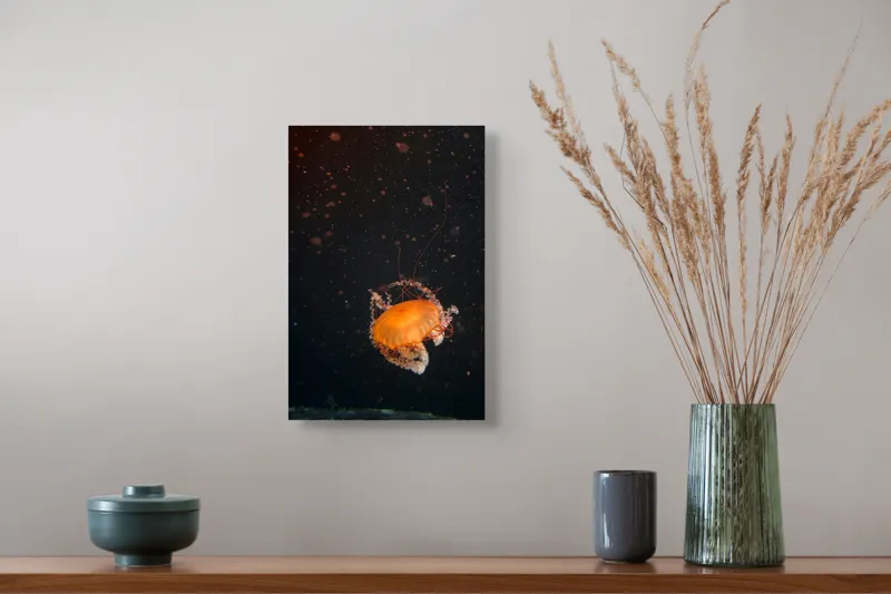 Tablou Canvas, "Meduză dansând în adâncuri misterioase", Meduză, Lumină, Ocean, Mister, Frumusețe, Grație, Plutire, 26 x 39 cm – poza 5