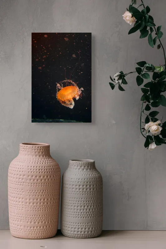 Tablou Canvas, "Meduză dansând în adâncuri misterioase", Meduză, Lumină, Ocean, Mister, Frumusețe, Grație, Plutire, 26 x 39 cm – poza 6