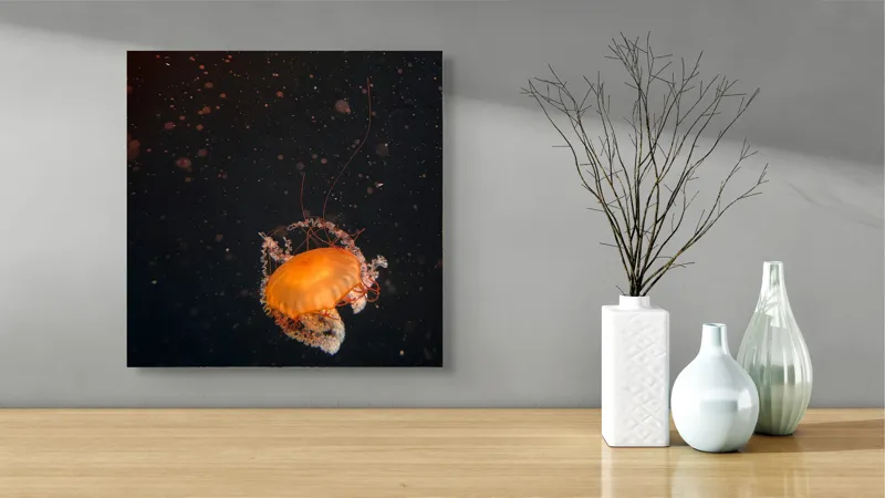 Tablou Canvas, "Meduză dansând în adâncuri misterioase", Meduză, Lumină, Ocean, Mister, Frumusețe, Grație, Plutire, 50 x 50 cm – poza 3