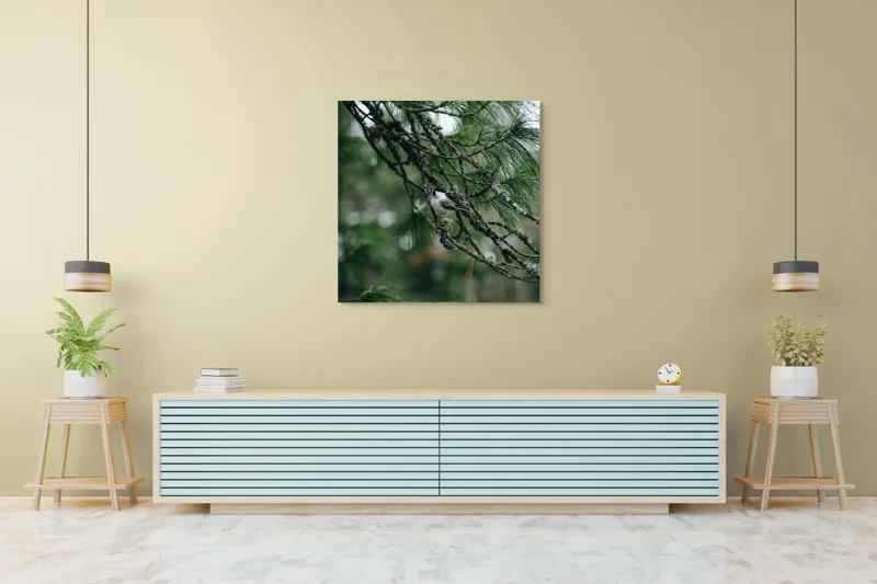 Tablou Canvas, "Pasărea ascunsă printre ramuri verzi", Pasăre, Ramură, Frunze, Verde, Natură, Pădure, Pini, Liniște, Calm, Echilibru, 100 x 100 cm – poza 5