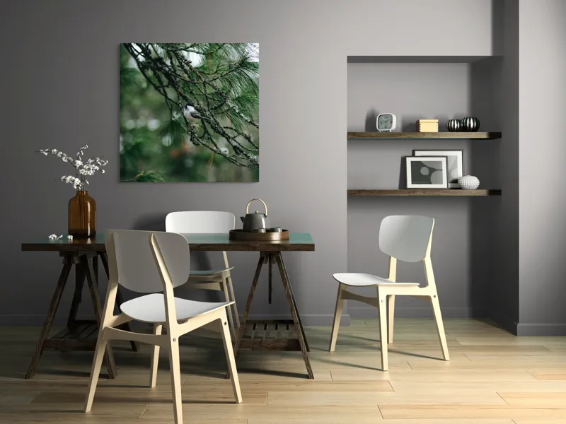 Tablou Canvas, "Pasărea ascunsă printre ramuri verzi", Pasăre, Ramură, Frunze, Verde, Natură, Pădure, Pini, Liniște, Calm, Echilibru, 100 x 100 cm – poza 6