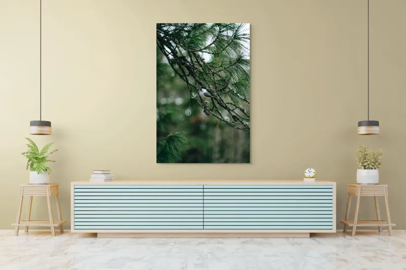 Tablou Canvas, "Pasărea ascunsă printre ramuri verzi", Pasăre, Ramură, Frunze, Verde, Natură, Pădure, Pini, Liniște, Calm, Echilibru, 100 x 150 cm – poza 4