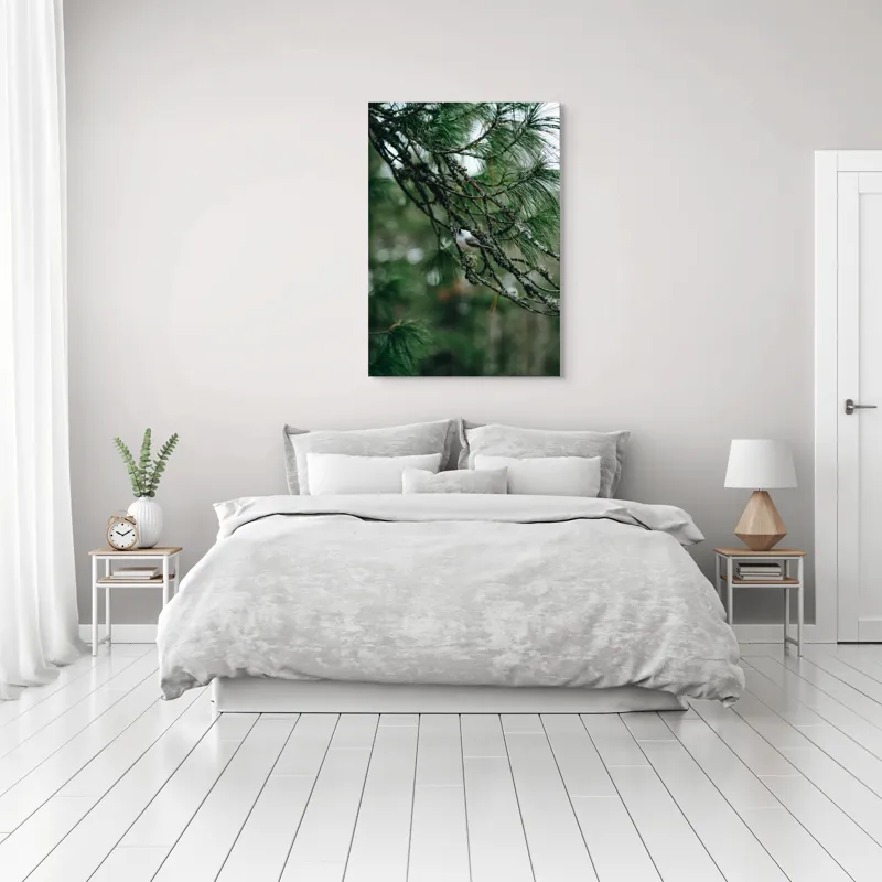 Tablou Canvas, "Pasărea ascunsă printre ramuri verzi", Pasăre, Ramură, Frunze, Verde, Natură, Pădure, Pini, Liniște, Calm, Echilibru, 70 x 100 cm – poza 3
