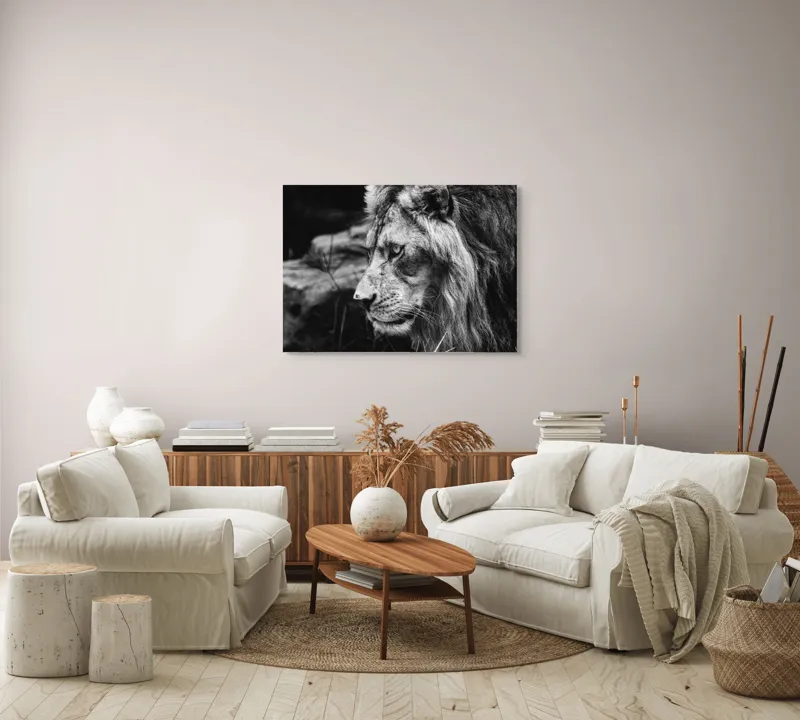 Tablou Canvas, "Regele savanei în contemplație tăcută", Leu, Putere, Mândrie, Regal, Tărie, Natură, Sălbăticie, Viziune, 100 x 70 cm – poza 3