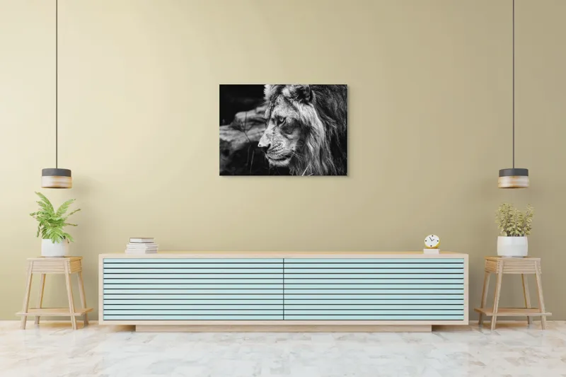 Tablou Canvas, "Regele savanei în contemplație tăcută", Leu, Putere, Mândrie, Regal, Tărie, Natură, Sălbăticie, Viziune, 100 x 70 cm – poza 4