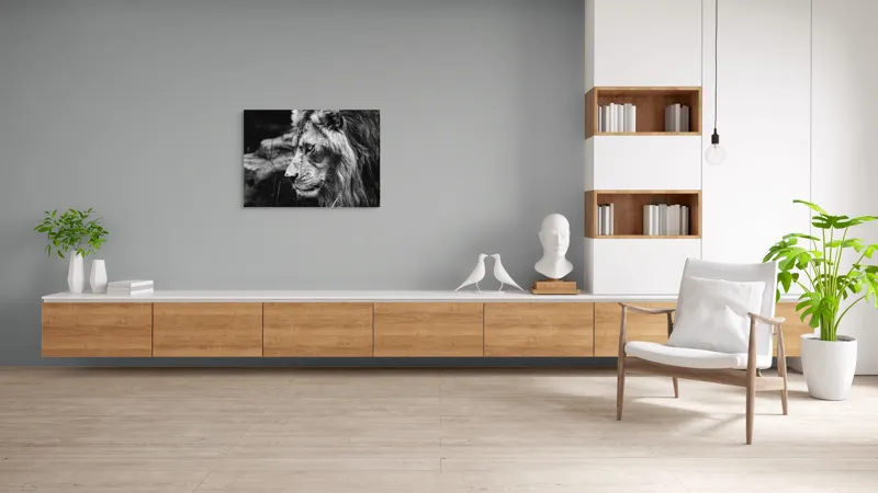 Tablou Canvas, "Regele savanei în contemplație tăcută", Leu, Putere, Mândrie, Regal, Tărie, Natură, Sălbăticie, Viziune, 100 x 70 cm – poza 6