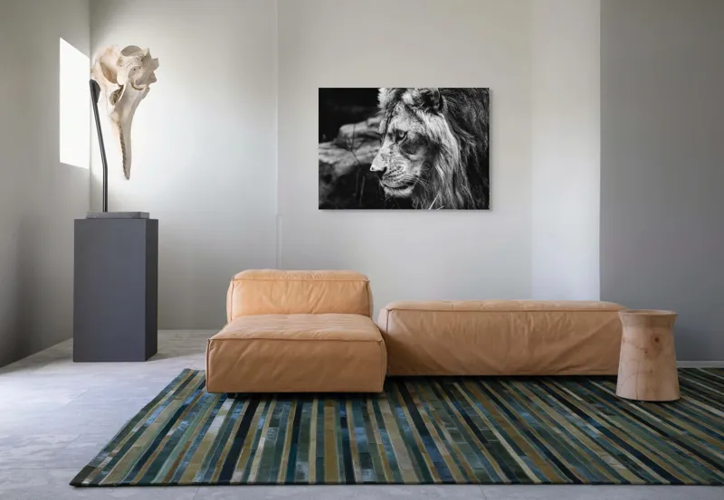 Tablou Canvas, "Regele savanei în contemplație tăcută", Leu, Putere, Mândrie, Regal, Tărie, Natură, Sălbăticie, Viziune, 100 x 70 cm – poza 7