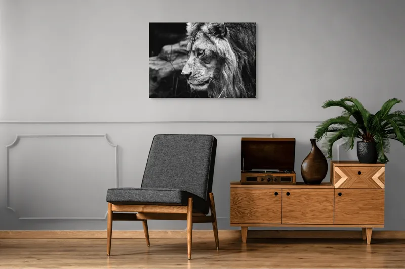 Tablou Canvas, "Regele savanei în contemplație tăcută", Leu, Putere, Mândrie, Regal, Tărie, Natură, Sălbăticie, Viziune, 100 x 70 cm – poza 8