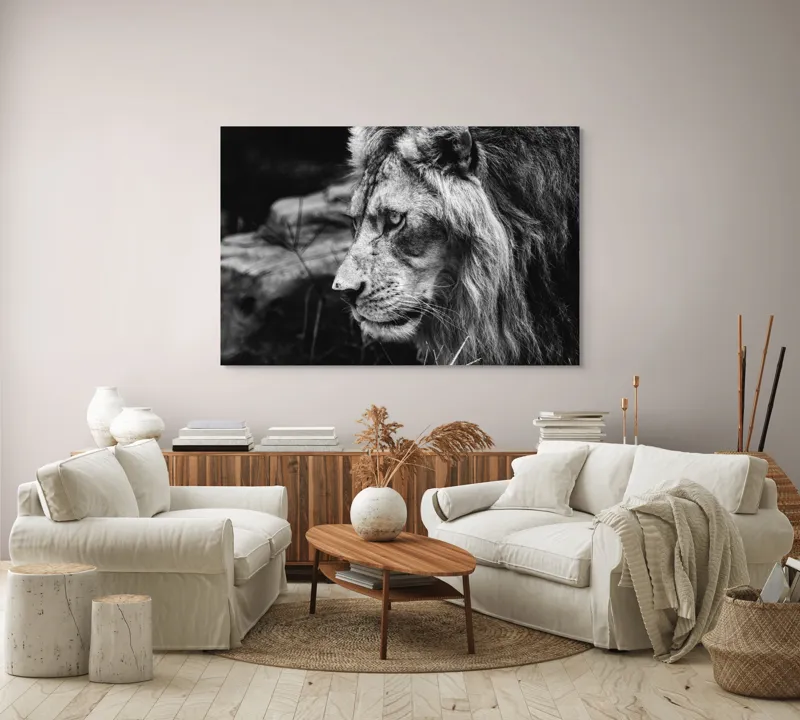 Tablou Canvas, "Regele savanei în contemplație tăcută", Leu, Putere, Mândrie, Regal, Tărie, Natură, Sălbăticie, Viziune, 150 x 100 cm – poza 3