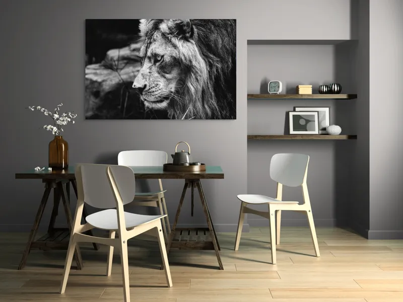 Tablou Canvas, "Regele savanei în contemplație tăcută", Leu, Putere, Mândrie, Regal, Tărie, Natură, Sălbăticie, Viziune, 150 x 100 cm – poza 5