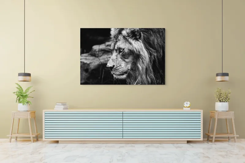 Tablou Canvas, "Regele savanei în contemplație tăcută", Leu, Putere, Mândrie, Regal, Tărie, Natură, Sălbăticie, Viziune, 150 x 100 cm – poza 6