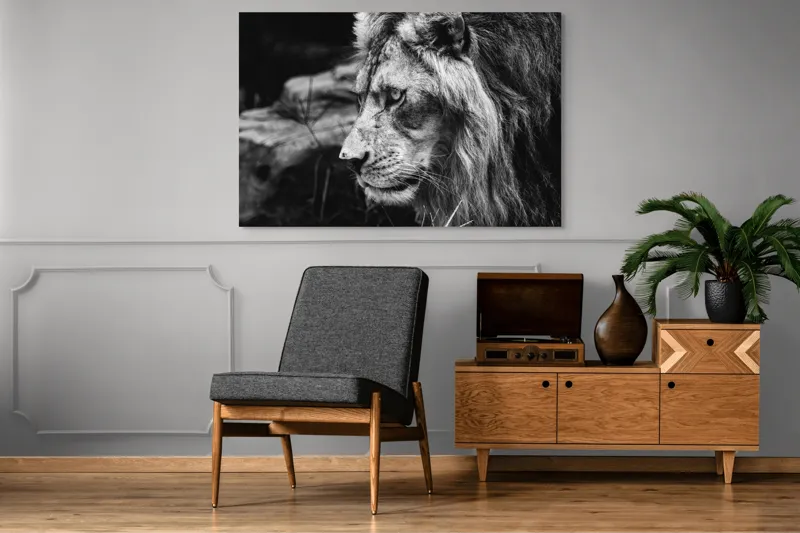 Tablou Canvas, "Regele savanei în contemplație tăcută", Leu, Putere, Mândrie, Regal, Tărie, Natură, Sălbăticie, Viziune, 150 x 100 cm – poza 8